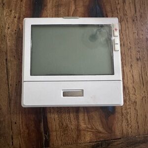 Pro1 Technologies T805i Programmable Thermostat White